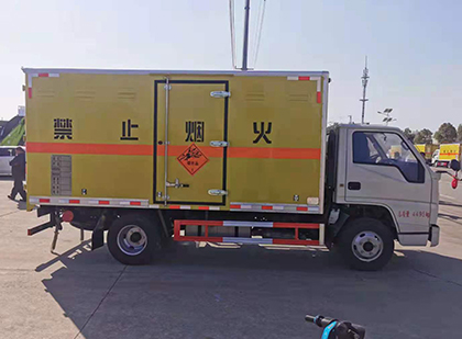 让胡路爆破器材运输车